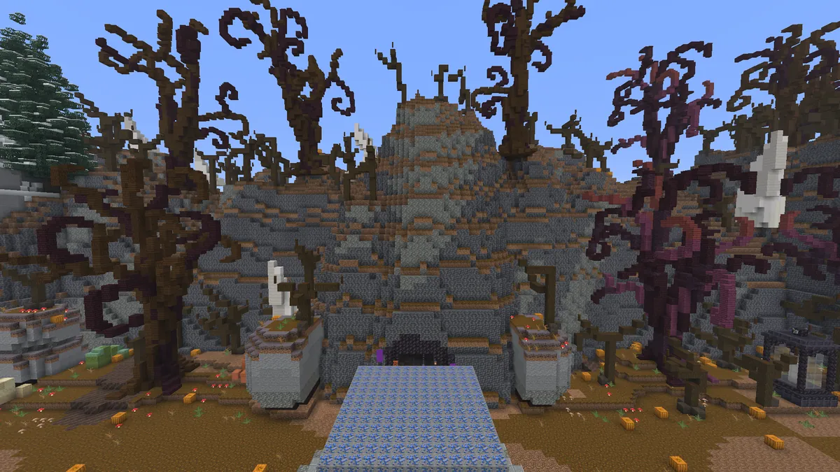 Craftavia BoxPvP haritası: güneydeki Netherit madeni girişi ve kurumuş ağaçlar